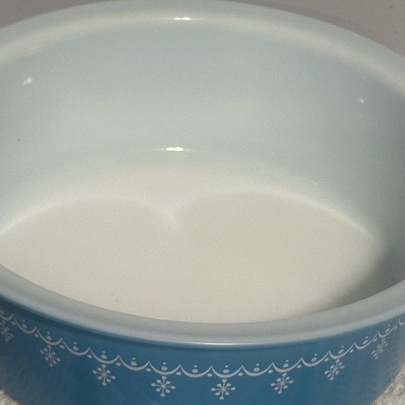 Vintage snowflake Blue Pyrex 4qt Glass Lidded Casserole Dish great condition. - Picture 3 of 5